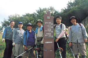 지난달 28일 포항시 북구 기계면 봉좌산 등산로 입구에서 주민들이 태풍 피해로 엉망이된 주변을 정리하고 환하게 웃고 있다.