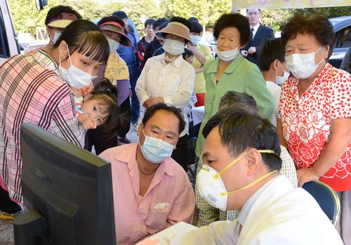 구미시 산동면 국가산업4단지 화학제조 공장에서 일어난 불산(불화수소산) 가스 누출로 2차 피해가 확산되고 있다. 4일 오후 피부발진과 호흡곤란 증세를 호소하는 봉산리와 임천리 주민들이 마스크를 착용한 채 불안한 표정으로 흉부엑스레이 검사결과를 보며 의료진의 설명을 듣고 있다. 정운철기자 woon@msnet.co.kr