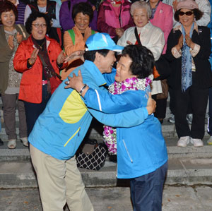 10일 오후 숙소인 영남대 게스트하우스에서 하영순 재독선수단장이 대구시 관계자로부터 환영 꽃목걸이를 받은 뒤 포옹하고 있다. 성일권기자 sungig@msnet.co.kr