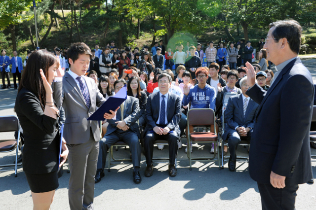 대구가톨릭대 학생대표 문병훈·임준희씨(사진 왼쪽)가 소병욱 총장에게 무감독 시험 선서를 하고 있다.