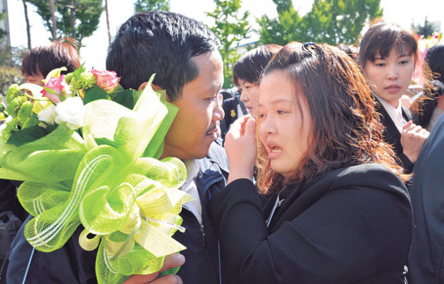 15일 경북도청에서 열린 결혼이민여성 친정부모 초청 행사에서 베트남 출신 팜티찐(울진 거주) 씨가 고국에서 달려온 아버지와 상봉하며 울음을 터트리고 있다. 김태형기자 thkim21@msnet.co.kr