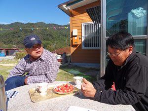 고령군 쌍림면 산당리 청계마을의 박재관(왼쪽) 씨와 합천군 야로면 청계리 청계마을의 김종길 씨가 마을 현안에 대해 이야기하고 있다. 이영욱기자