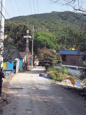 길 왼쪽은 경북 고령군 덕곡면 옥계리이고, 오른쪽은 경남 합천군 야로면 나대리인 도계마을 모로티마을.