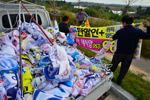 대구 동구청 직원들이 이달 8일 동구 율하동 주택가 도로 가로수에 불법으로 설치된 현수막을 철거하고 있다. 우태욱기자 woo@msnet.co.kr