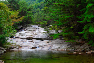 영천 신녕면의 치산계곡은 팔공산도립공원 안에 있다. 천년사찰인 수도사와 맑은 물의 계곡으로 여름엔 피서객, 봄