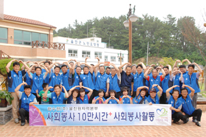 한국수력원자력 울진본부 직원들이 10만시간플러스 특별봉사활동으로 환경정화운동과 농가 일손돕기 등을 시행하고 있다. 울진원전 제공