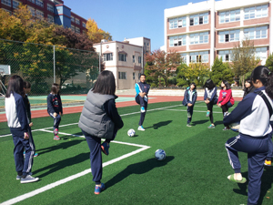 대구FC 이진호 선수가 대구 신암중에서 체육 수업을 하고 있다. 대구FC 제공