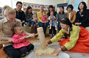 다문화가정 학생이 지속적으로 늘면서 이들과 외국 출신인 이들의 어머니를 위한 교육 프로그램을 다양하게 운영해야 한다는 목소리가 힘을 얻고 있다. 지난달 26일 구미다문화교육지원센터에서 한국 전통에 대해 배우고 있는 다문화가정 동아리 