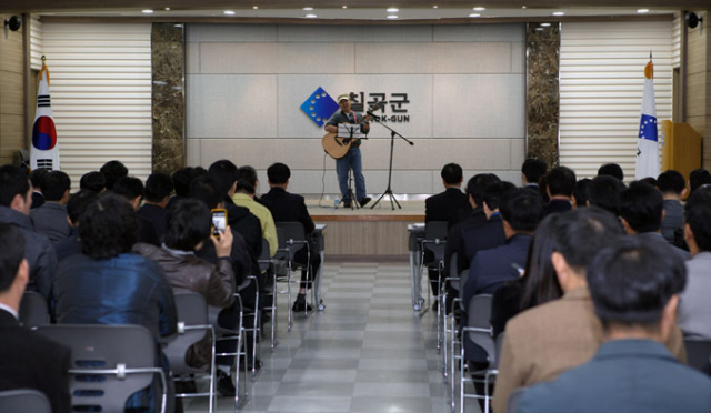 칠곡군은 지난 1일 군청회의실에서 전 직원이 참석한 가운데 11월 정례조회를 열었다.