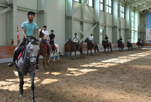 경주 서라벌대 마사과 학생들이 영천 운주산승마장에서 승마 실습을 하고 있다. 민병곤기자