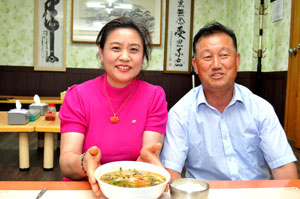 진시황도 탐낸 우리나라 동해안산 큰섭조개. 양양 오산횟집은 30년 전 이를 주 재료로 전국 미식가들을 사로잡는 향토음식 양양 섭국을 상업화해냈다.