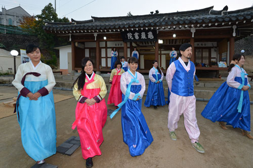 일본 파워블로거 초청 대구관광 팸투어가 진행된 9일 오후 대구 중구 옛 구암서원을 방문한 일본인들이 한복 체험을 하며 양반 걸음걸이를 배우고 있다. 정운철기자 woon@msnet.co.kr