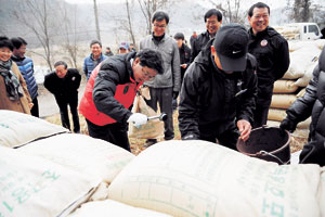 안동시는 8일부터 2012년산 공공 비축미 가운데 6만2천81포대의 건조벼 수매에 들어갔다. 8일 첫 수매장이었던 와룡면 감애창고에서 권영세 시장이 등급표를 찍고 있다. 안동시 제공