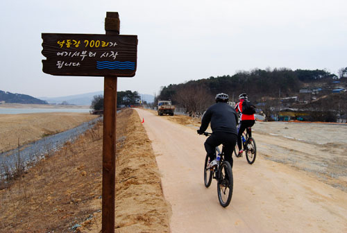 정부와 경북도는 포스트 낙동강 살리기 사업의 하나로 낙동강과 연계한 각종 공간 개발 사업을 추진 중이다. 사진은 상주보 인근에 조성된 낙동강 자전거도로.