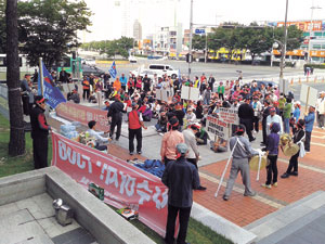 포항 환호해맞이그린빌 2단지 아파트 주민들이 분양가를 낮춰달라며 시공사인 LH 대구경북지역본부 앞에서 시위를 벌이고 있다. 포항