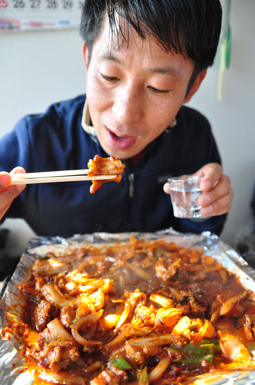 맛탐방단 이호성(39) 씨가 부산 곰장어 양념구이가 소주 안주로는 딱이라고 감탄사를 연발하면서 그 감칠맛을 음미하고 있다.