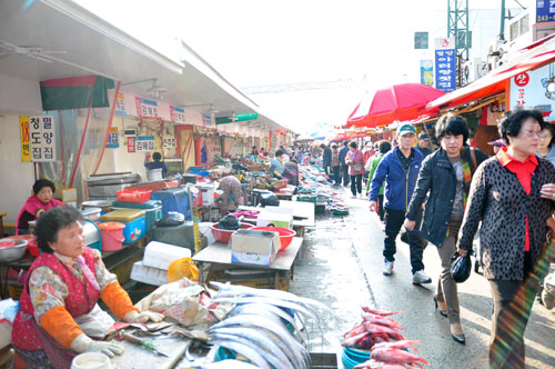 부산 곰장어 양념구이의 명소인 자갈치 시장 내 곰장어 골목. 부산을 찾은 사람들이면 누구나 이 골목을 찾아 생동감이 넘쳐 나는 자갈치의 역동적인 풍물을 느끼고 간다.