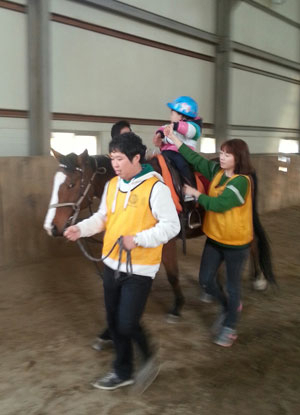 신성로타리클럽 회원들이 고령군 다산에버그린승마장에서 성요셉 재활원생의 재활승마활동에 도우미 역할을 하고 있다.