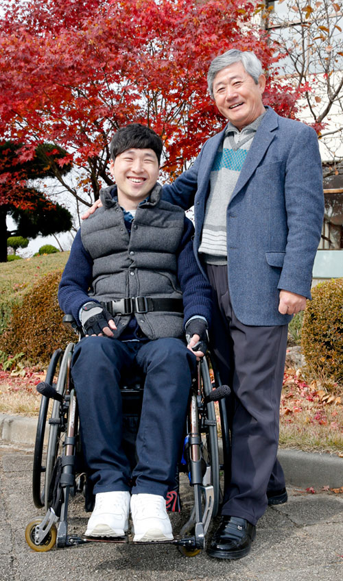 장애를 당한 제자 신근섭(왼쪽) 씨에게 휠체어를 선물한 박기용 영남대 교수. 영남대 제공