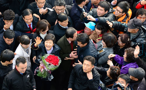 박근혜 새누리당 대선 후보가 23일 대구 북구 매천동 농수산물 도매시장을 방문해 지지자들의 환호를 받고 있다. 우태욱기자 woo@msnet.co.kr