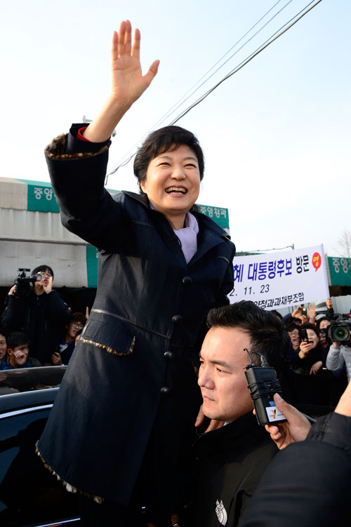 23일 대구를 방문한 박근혜 새누리당 대선 후보가 손을 흔들며 지지를 호소하고 있다. 박 후보는 이번 방문을 끝으로 남은 대선 운동 기간 동안 대구 방문이 없을 것으로 전망된다. 우태욱기자 woo@msnet.co.kr