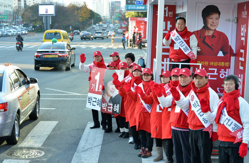 18대 대선 공식 선거운동이 시작돼 투표일 전날까지 22일간의 열전에 돌입했다. 27일 박근혜 새누리당 대선 후보 선거운동원들과 문재인 민주통합당 대선 후보 선거운동원들이 대구 범어네거리와 반월당네거리에서 출근길 시민들에게 인사를 하며 지지를 호소하고 있다. 정운철기자 woon@msnet.co.kr