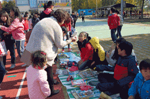 사진=지난달 31일 화원초교가 바람직한 소비 교육과 불우이웃 돕기 성금을 마련하기 위해 