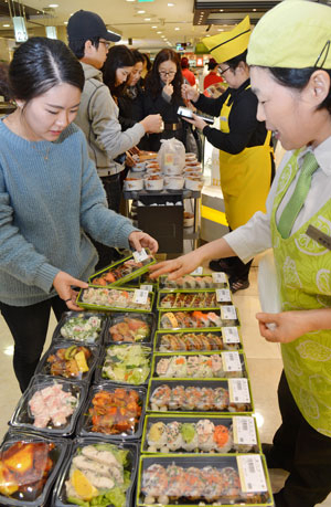 27일 롯데백화점 대구점 식품관 마감세일 코너에서 소비자들이 식품을 구입하고 있다. 성일권기자 sungig@msnet.co.kr