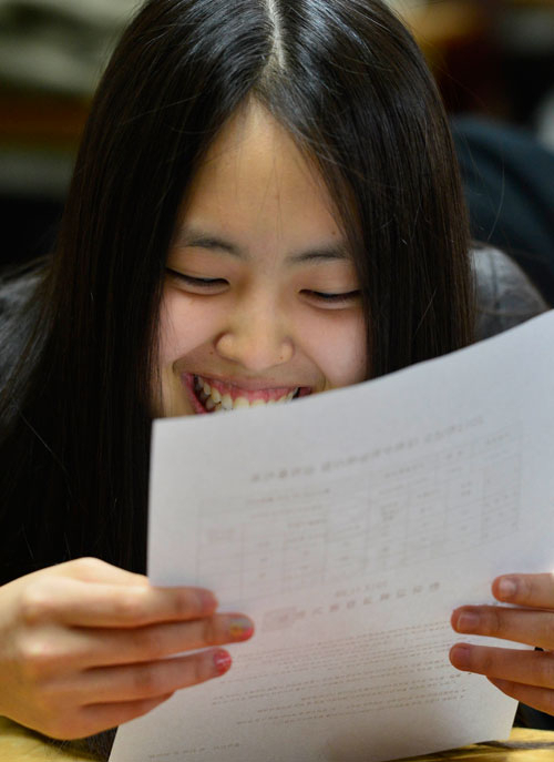 수능 개별 성적표가 배부된 28일 오전 대구 정화여고에서 한 학생이 성적표를 보고 있다. 작년보다 어려워 성적이 떨어질 것이라는 예측 때문인지 낙담하는 학생들도 있었지만, 막상 성적표를 받아든 뒤 밝은 표정을 지은 학생도 더러 있었다. 우태욱기자 woo@msnet.co.kr