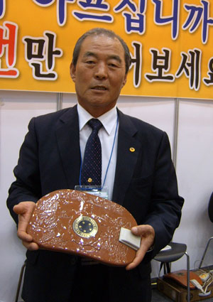 박순봉 이사장이 몸을 따뜻하게 해 혈액순환을 도와주는 한방온열찜질기를 선보이고 있다. 노진규기자