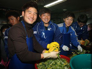 7일 무료급식 행사에 참여한 삼성 김상수