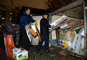 대구 달서구 장기동 수요 장터 상인들이 장이 파하고 나서 모인 상자를 컨테이너에 정리하고 있다. 우태욱기자 woo@msnet.co.kr