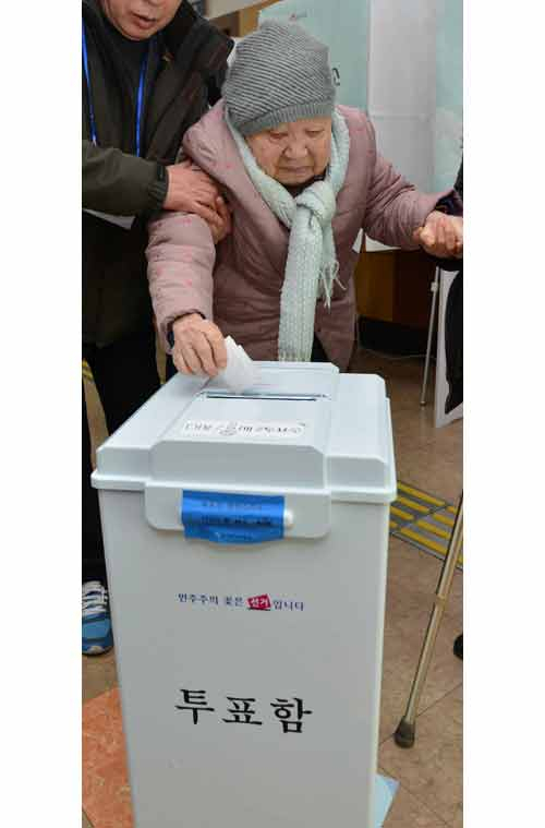 대구지역 최고령 유권자인 정선임(106) 할머니가 19일 오전 대구시 중구 대봉도서관에 마련된 대봉1동 제2투표소 입구에서 소중한 한 표를 행사하고 있다. 정운철기자 woon@msnet.co.kr