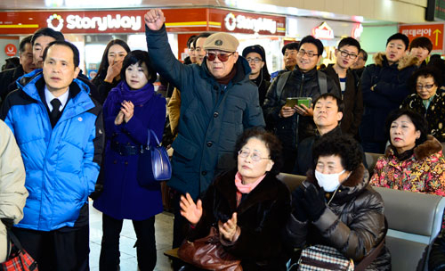 19일 동대구역에서 시민들이 가던 길을 멈춘 채 오후 6시 일제히 발표된 방송3사의 18대 대선 출구조사 내용을 지켜보고 있다. 우태욱기자 woo@msnet.co.kr