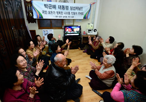 19일 오후 대구 중구 삼덕동 삼덕3가 경로당에서 주민들이 개표 결과를 지켜보며 박근혜 후보 당선을 응원하고 있다. 우태욱기자