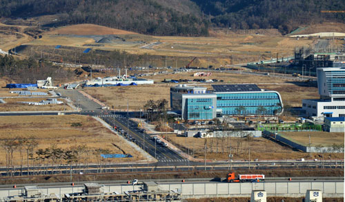 이달 21일 대구 동구 신서혁신도시에 첫 입주해 업무를 시작한 병무청 중앙신체검사소 직원들이 식당 등 기반시설이 아직 갖춰지지 않아 불편을 겪고 있다.