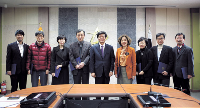 안동대는 22일 교육, 연구, 산학협력 분야에서 성과를 거둔 교수 11명에게 우수교수상을 시상했다.