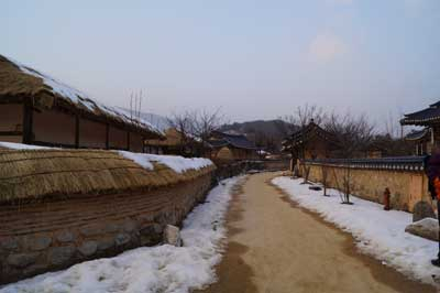 선비촌은 영주 지역에 있는 각 문중의 대표적인 고택 12채를 재현해 한 곳에 모은 장소다. 기와집 7동과 초가집 5동이 있으며 각종 전통문화 체험과 고택 숙박이 가능하다.