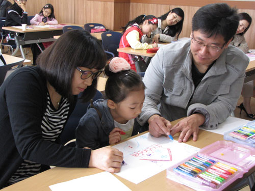 대구학부모역량개발센터의 토요 학부모 교실에서 학부모와 자녀가 체험 활동을 하고 있다. 사진은 대구학부모역량개발센터 제공.