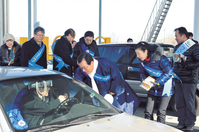 영주시청 공무원과 관광해설사들이 중앙고속도로 영주나들목에서 귀향객을 대상으로 소백산마라톤 참가 홍보물을 배포하고 있다.