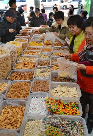 대구 중구 서문시장 한 옛날과자집에 가면 80여 가지 옛날과자를 맛볼 수 있다.