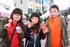 지난해 울진대게 축제에 참여한 학생들이 즐거워하는 모습. 울진군 제공