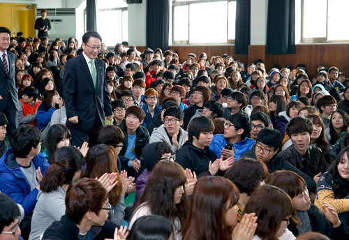 노석균 영남대 총장이 문과대학 13학번 새내기들의 환영을 받으며 입장하고 있다.