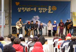 1일 청도 각북면 삼평1리에서 송전탑 설치를 반대하며 움막농성을 벌이고 있는 주민들을 지지하기 위해 시민사회단체가 