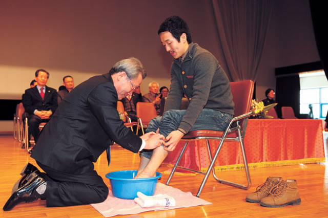 지난달 28일 포항대학교 입학식에서 정기영 총장이 봉사하는 마음을 전달하기 위해 신입생의 발을 씻겨주고 있다. 포항대학교 제공