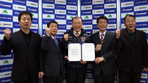 대구 축구 관련 단체들이 6일 MOU를 맺고 상호 협력을 다짐했다. 왼쪽부터 김중섭 회장, 임치근 고문, 김재하 대표이사, 김성열 회장, 신종대 회장. 대구FC 제공