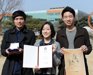 탐앤탐스 광고공모전에서 우수상을 받은 대구가톨릭대 시각디자인과 구동욱, 김서원, 서민호씨(사진 왼쪽부터)