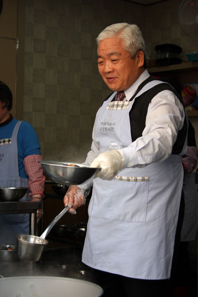 배동습 하나새마을금고 이사장이 대명3동지점 무료급식소에서 국수에 육수를 퍼주는 봉사를 하고 있다.