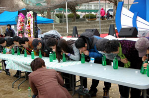 지난해 죽장고로쇠축제 중 고로쇠수액 빨리 마시기 대회 모습.