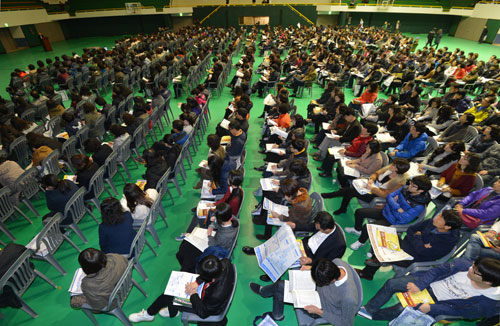 대구 고교와 대구시육청이 급변하는 대입 제도에 제대로 대처하지 못한다는 목소리가 높다. 지역 학생들을 위한 맞춤형 입시 전략을 세우기 위해서는 시교육청이 앞장서 변화를 이끌어야 한다는 주장이 설득력을 얻고 있다. 지난해 말 계명대에서 열린 매일신문사 주최 대입 설명회에 모인 학부모들 모습. 매일신문 DB